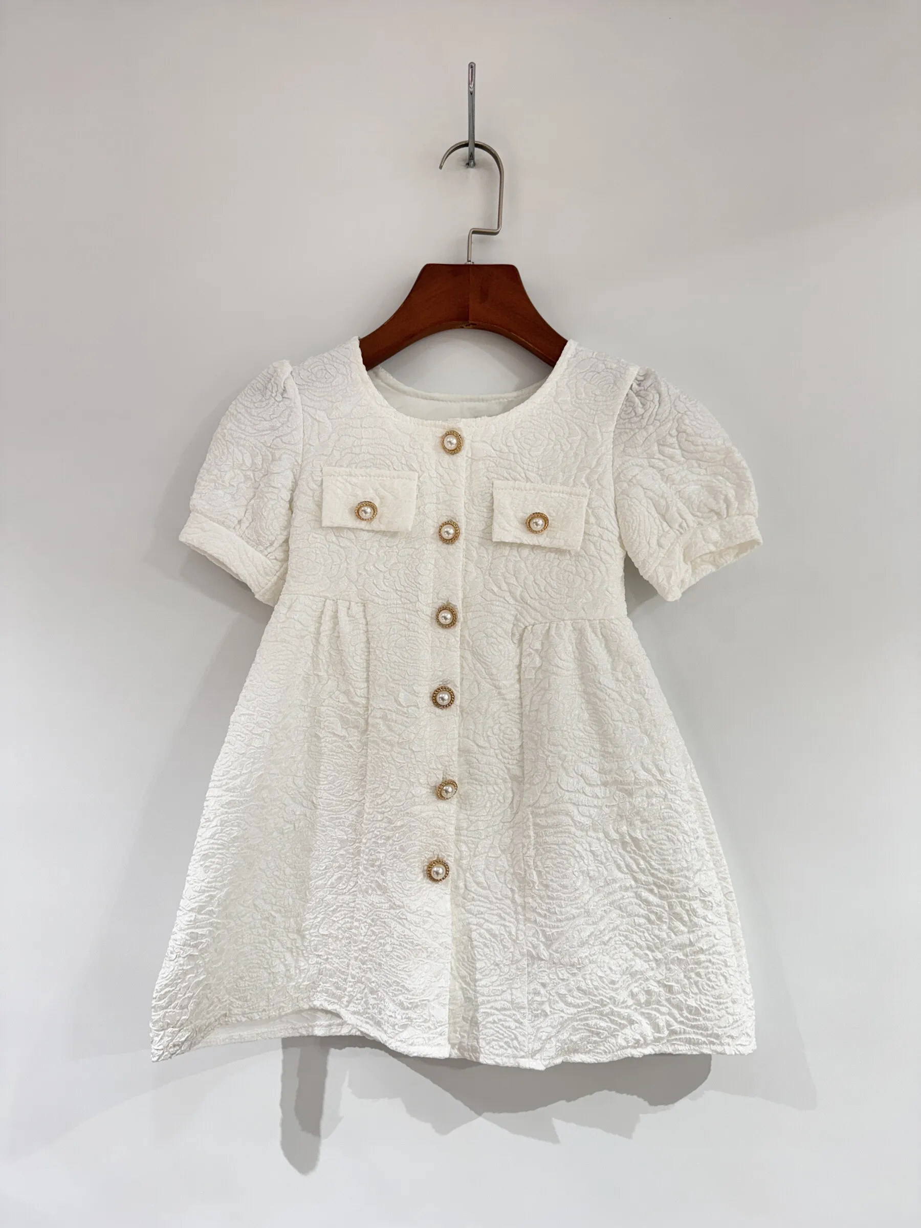 HALBÄRMELIGES KLEID MIT KNOPF