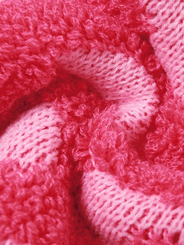 Kurzer Cardigan mit kontrastfarbenem Beflockungsdruck und V-Ausschnitt