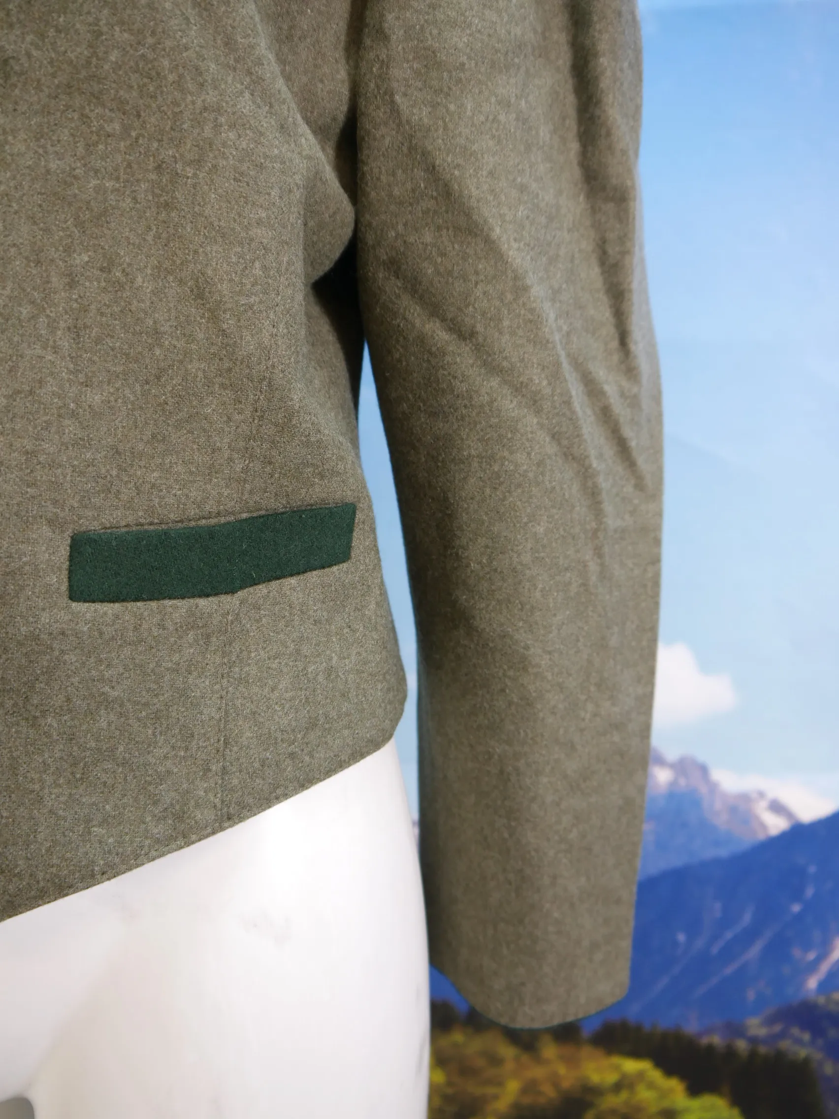 M&G neuwertiger Spencer grün mit Applikation fesche Trachtenjacke Jacke Gr.40